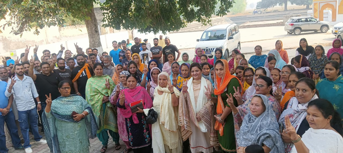 मैडम सोनिया के नेतृत्व में डॉ. इशांक के पक्ष में पचनंगल गांव में बैठक